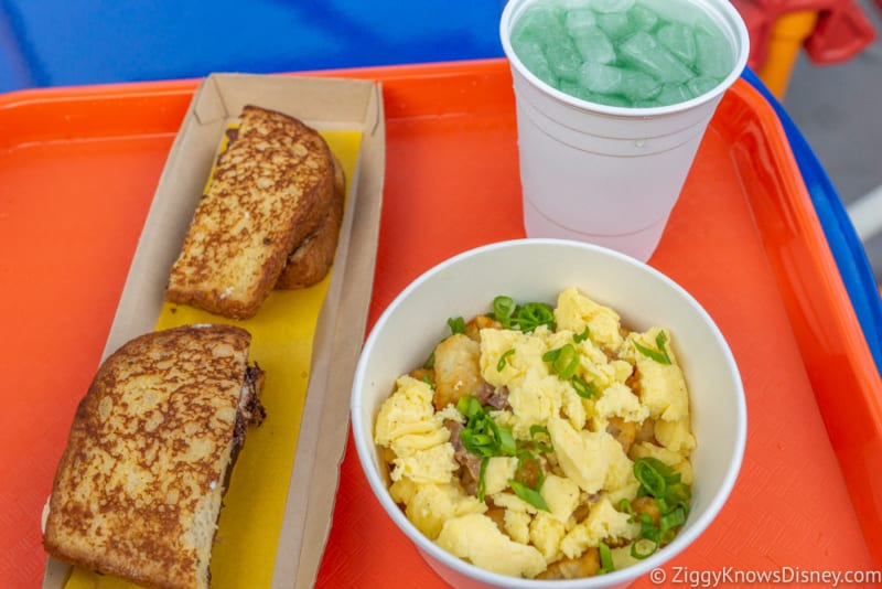 https://www.ziggyknowsdisney.com/wp-content/uploads/2018/08/review-breakfast-woodys-lunch-box-toy-story-land-1-food-800x534.jpg