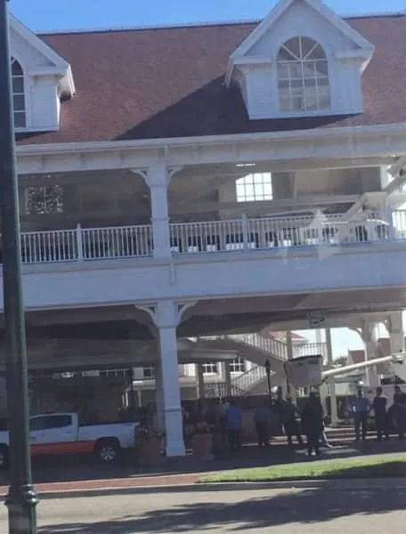 Monorail Door Falls Off in Walt Disney World
