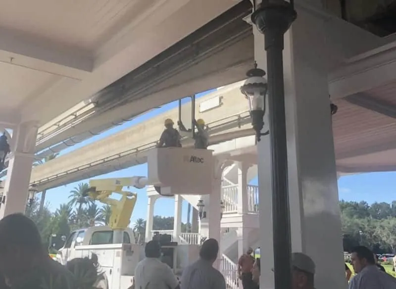 Monorail Door Falls Off in Walt Disney World