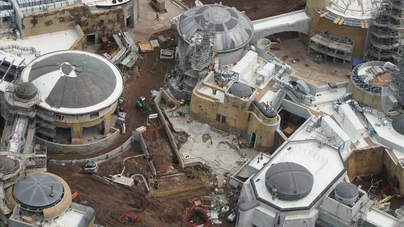 Star Wars Galaxy's Edge Construction Update April 2019 installing courtyard