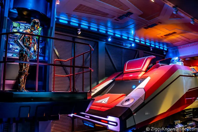 Star Tours the Adventures Continue Ride queue C-3PO and R2-D2