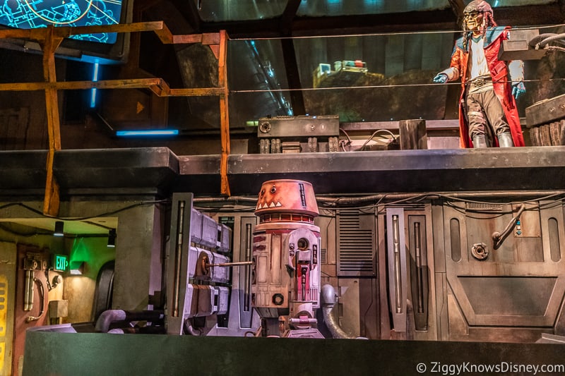 Millennium Falcon Smuggler's Run Ride droid animatronic