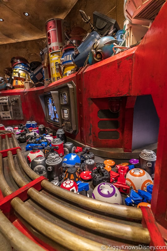 Conveyor belt of droids in Star Wars Galaxy's Edge 