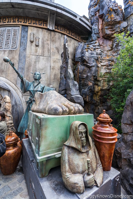 Dok Ondar's statues Star Wars Galaxy's Edge 