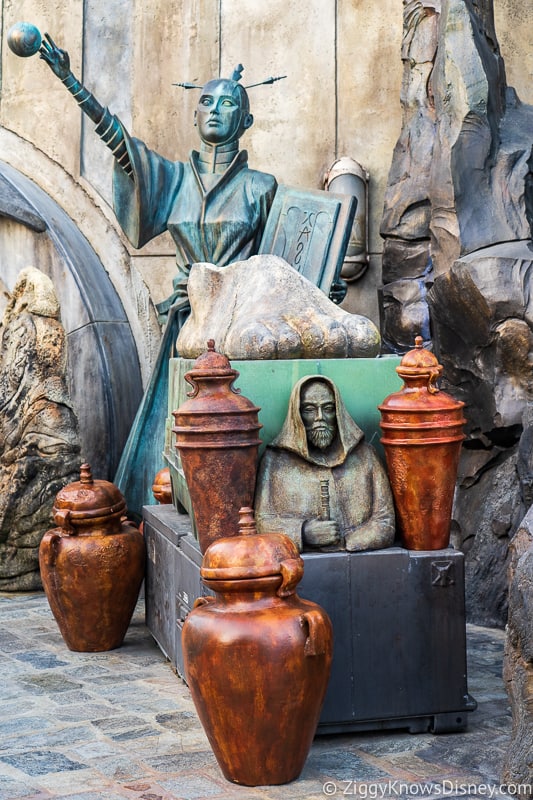 statues outside Dok Ondar's Den of Antiquities Galaxy's Edge