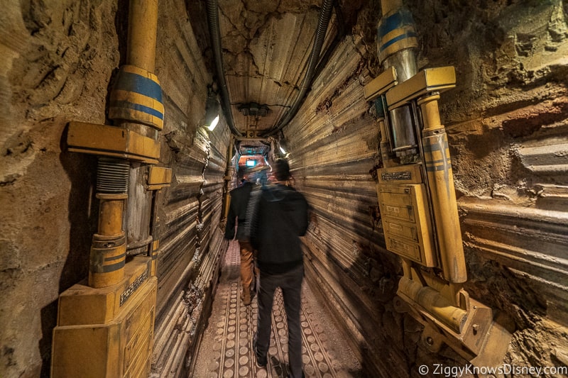 tunnel in queue of Star Wars: Rise of the Resistance