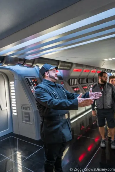 Star Wars: Rise of the Resistance officers directing prisoners