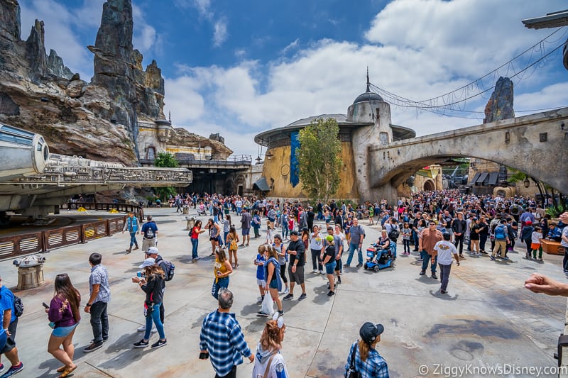 crowds in Star Wars: Galaxy's Edge