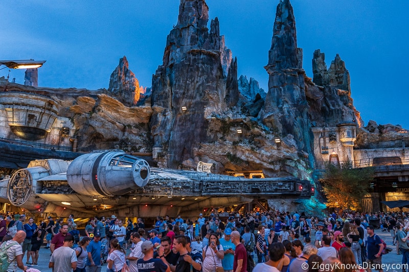 crowds in Galaxy's Edge