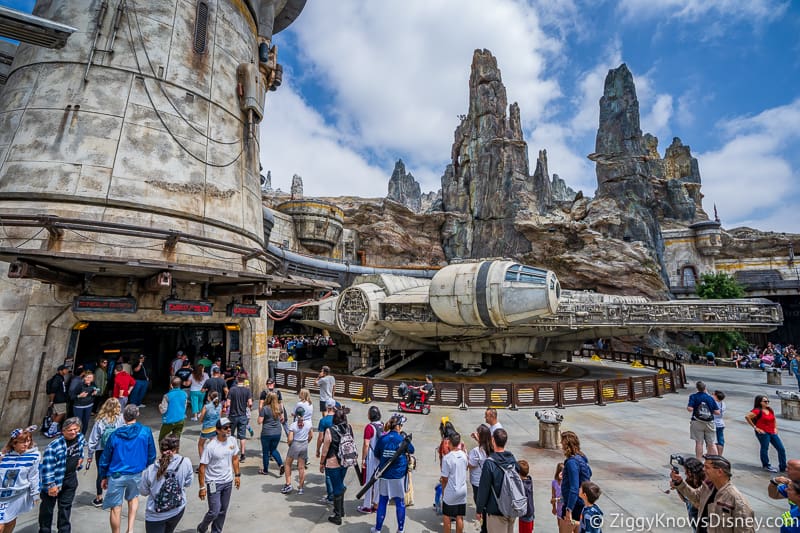 Outside of Millennium Falcon: Smugglers Run queue