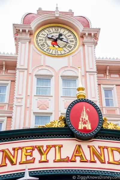 Disneyland Paris closure sign