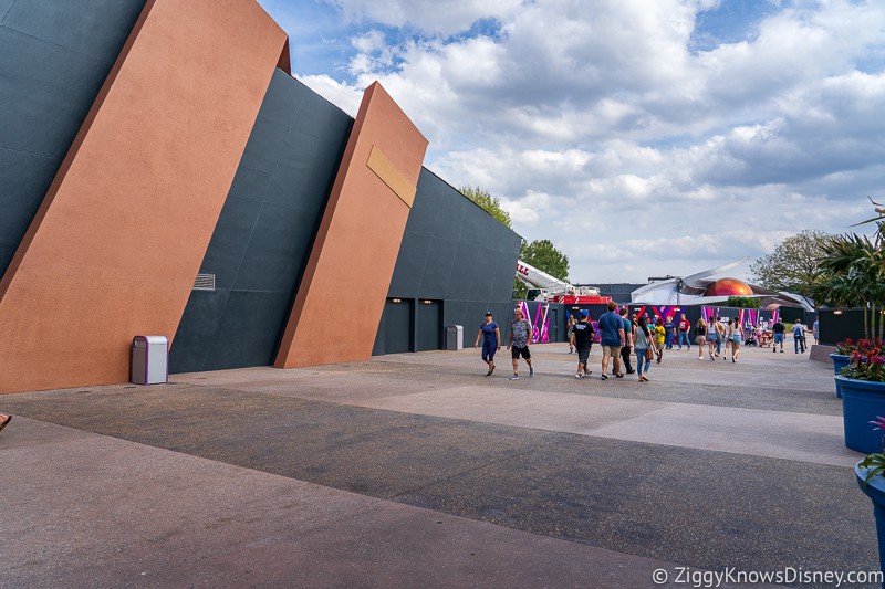 Cosmic Rewind Roller Coaster wait times