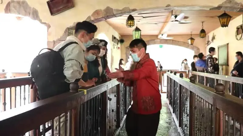 Keeping distances in attraction queues Shanghai Disneyland Reopening Procedures