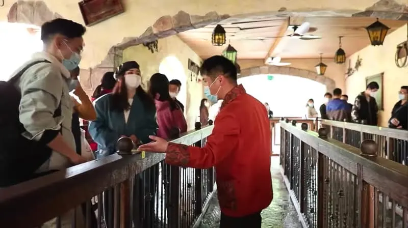 Keeping distances in attraction queues Shanghai Disneyland