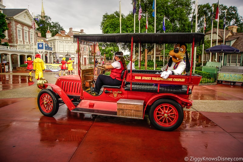 A Goofy Cavalcade in Liberty Square