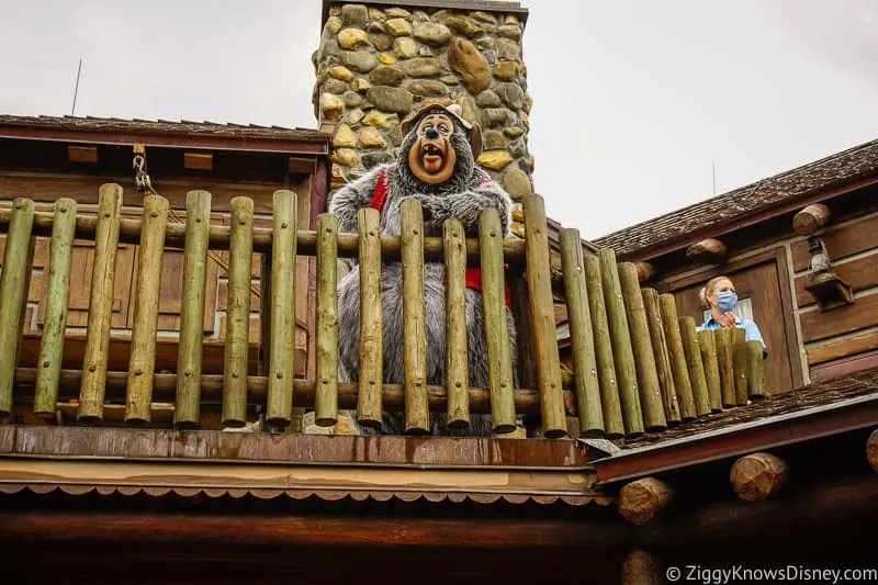 Big Al Character greet from balcony of Country Bears