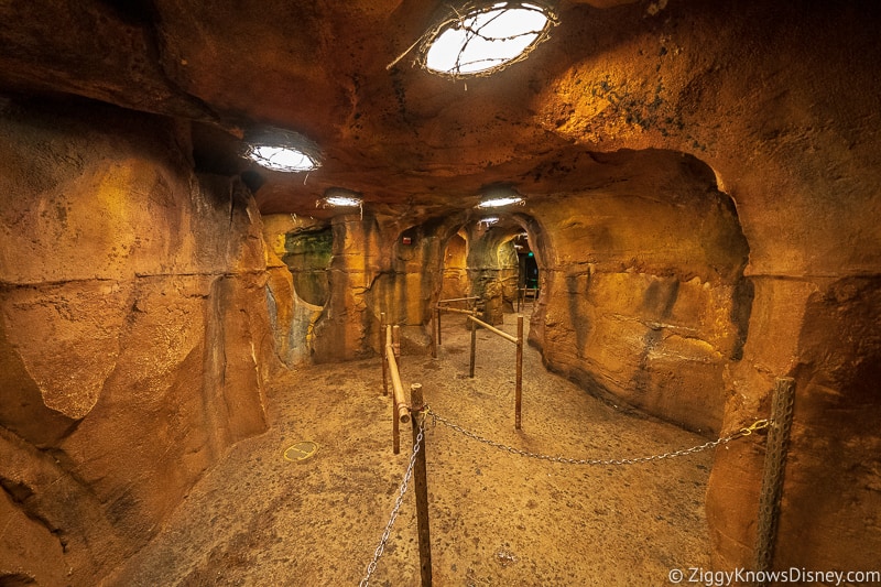 Na'vi caves in Avatar Flight of Passage queue