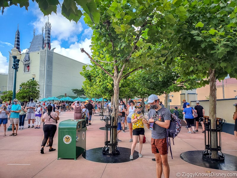 guests waiting to get boarding groups in Hollywood Studio