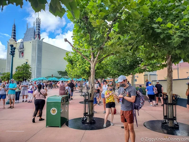 guests waiting to get boarding groups in Hollywood Studio