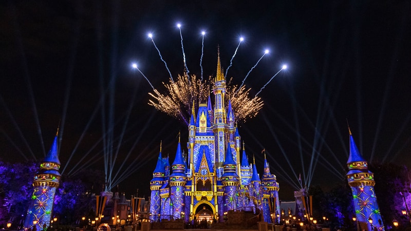 Fuegos artificiales del espectáculo de proyección navideño del Castillo de Cenicienta