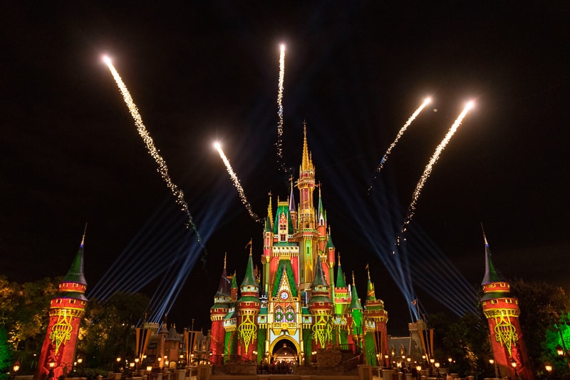 Fyrværkeri under Magic Kingdom holiday projection show