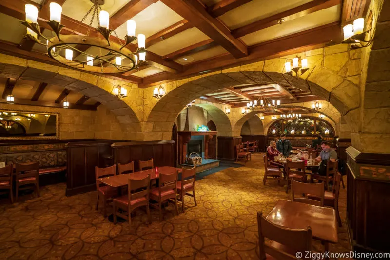 EPCOT Le Cellier dining room