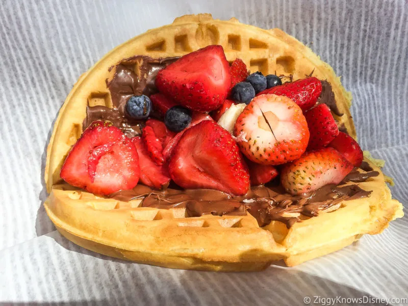Sleepy Hollow waffle with fruit and nutella