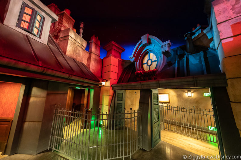 rooftop room in the queue for Remy's Ratatouille Adventure