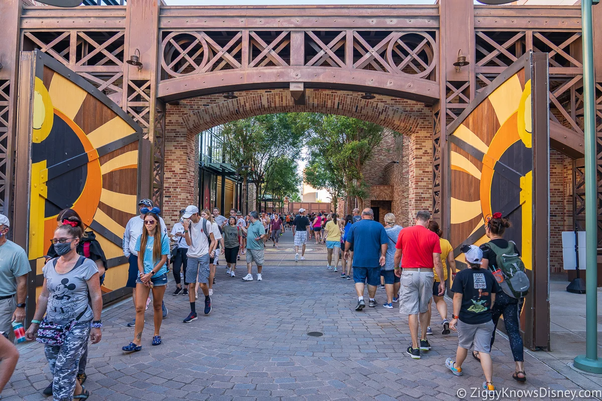 Rise of the Resistance standby queue in Pixar Place