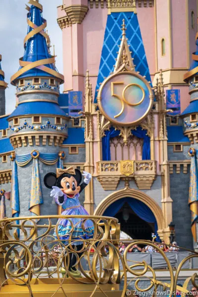 Minnie in front of the castle