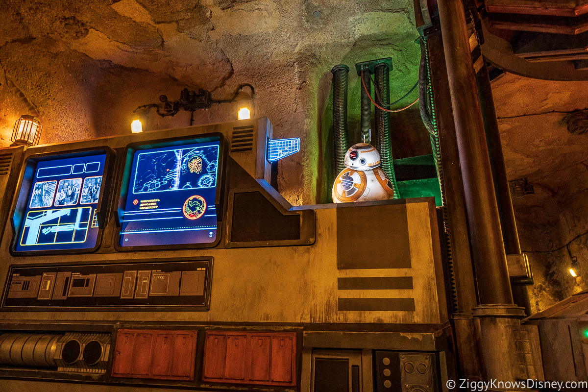 BB-8 animatronic in Rise of the Resistance mission briefing room