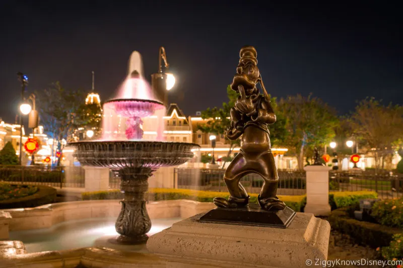Goofy statue at Magic Kingdom near fountain