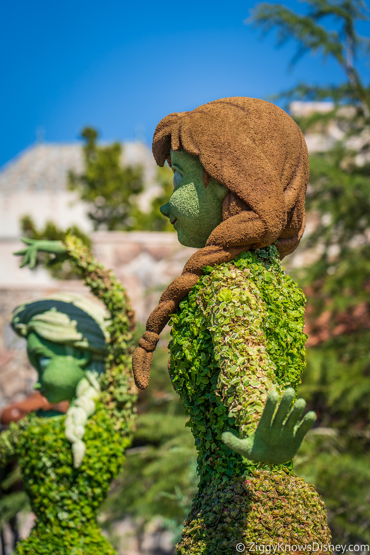 Anna and Elsa Topiaries 2022 EPCOT Flower and Garden Festival