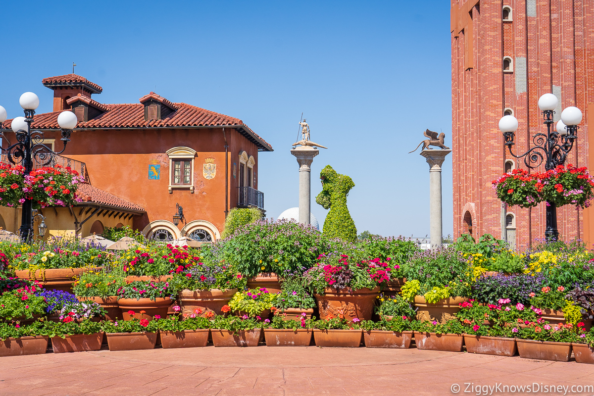 Lady and The Tramp Topiaries EPCOT Italy