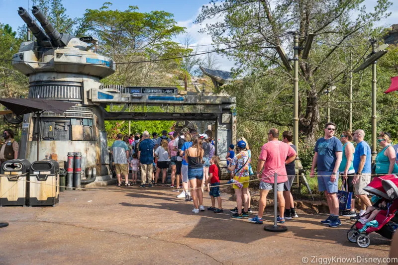 Guests in queue for Rise of the Resistance