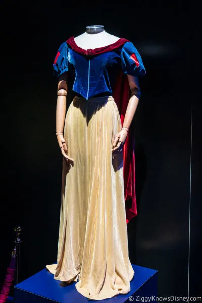 Snow White costume photo op D23 Expo