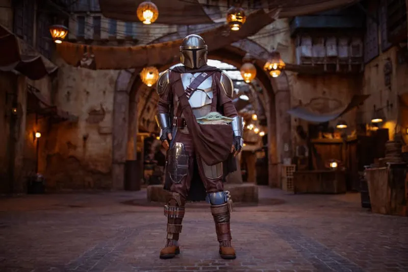 The Mandalorian & Grogu Character Meet at Galaxy's Edge Disneyland