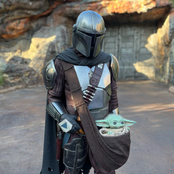 The Mandalorian and Grogu Character Meet Galaxy's Edge Disney's Hollywood Studios