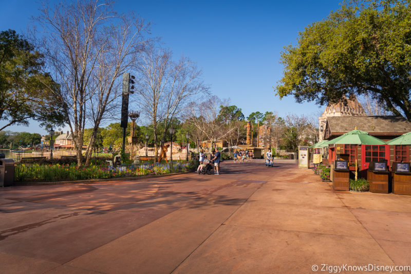 walking through EPCOT in Disney World empty without crowds