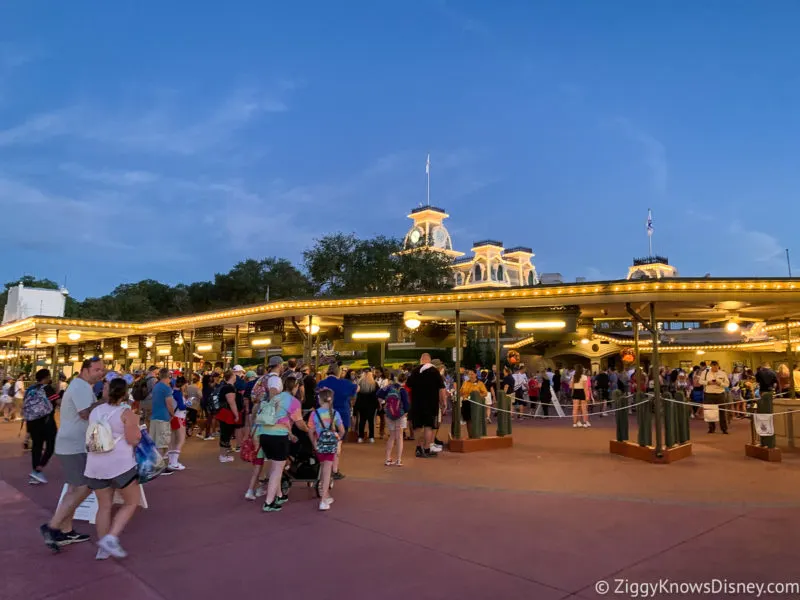 Magic Kingdom entrance crowds in the morning