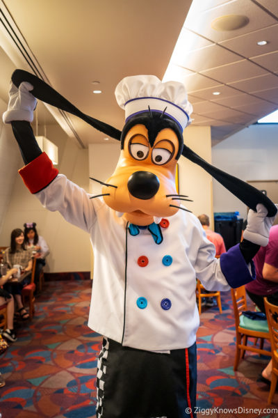 Chef Goofy messing around at Chef Mickey's Restaurant Contemporary Resort